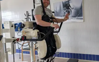 Táta na vozíku chce znovu stát na nohou pro svého syna