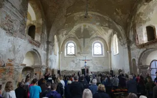 Obec Všekary & David Vávra: skleněný Kristus v poutním kostele na hranici Sudet