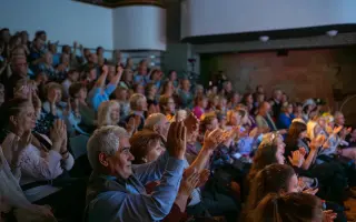 DARUJ SEN SENIORŮM. DARUJ VSTUPENKY NA KONCERT HAŠLERKY.