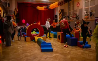 Sokolovně teče do bot