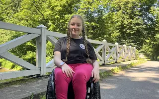 Pomozme Niki získat auto, které jí usnadní cesty do školy a domů