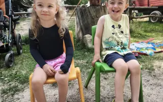 Elenka vyhrála boj o život. Teď bojuje o první kroky.