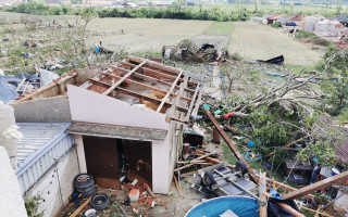 Rodičům Pavkovým tornádo vzalo střechu a zničilo celou úrodu