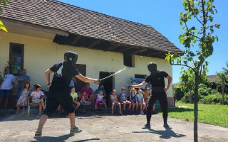 Brontosauři pro krajany v srbské Kruščici - na střechu Etnokuči!