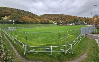 Oplocení fotbalového hřiště proti divokým prasatům