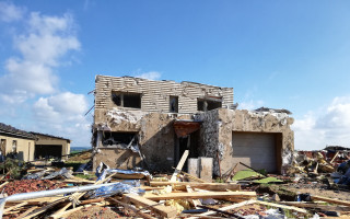 Pomoc Martinovi a jeho rodině po ničivém tornádu, které zničilo jejich dostavěný dům
