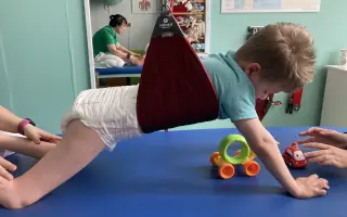 Dejme Tomíkovi po encefalitidě šanci znovu chodit