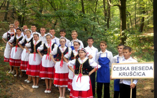 Brontosauři pro krajany v srbské Kruščici - na střechu Etnokuči!