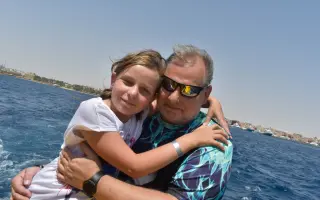 Pro manželku Janu a dceru Adélku po úmrtí manžela a tatínka