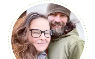 „Kniha, která promění vaši zahradu v místo plné přírody, života a zdravé půdy.“