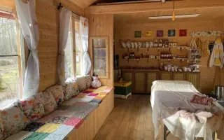 Noc v náruči včel: Postavme Apidomek pro váš dokonalý relax 🐝✨