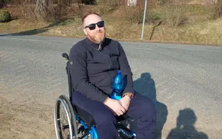Táta na vozíku chce znovu stát na nohou pro svého syna