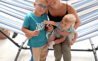 Pojďme pomoct Nikči a jejím dvěma klukům žít život po smrti milovaného tatínka
