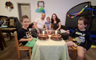 Pomozte Lukáškovi z hromadné dopravy do nového auta