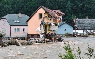 Pomoc manželům Rábkovým, kterým při povodních spadl dům