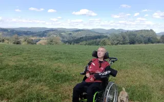 Pomozme Adamovi a jeho tatínkovi zvládnout těžký životní boj