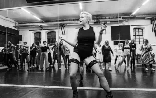 Staň se patronem podcastové série Zorye Blue plné burlesky a sebevědomí