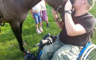 Rozbitý motor nás nezastaví: Cesta k samostatnosti pro tři hrdiny na vozíku