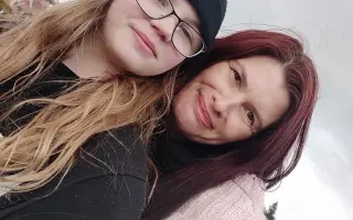 Pomozme mamince Žanetě opravit střechu, sama to nezvládne.