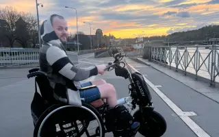 Pomozme Jakubovi překonat bariéry a získat zpět svobodu pohybu.