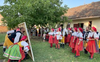 Brontosauři pro krajany v srbské Kruščici - na střechu Etnokuči!