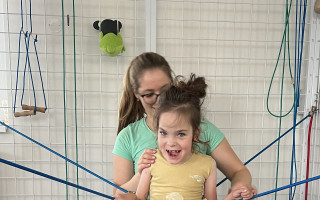 Další rok pomoci pro Karolínku a Rozárku, dvojčata s dětskou mozkovou obrnou