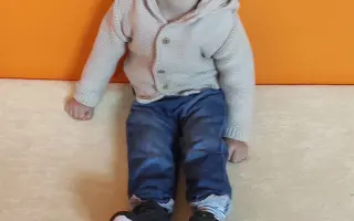 Pomoc Oliwerkovi vkročit do první třídy po svých nožičkách.