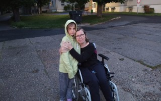 Maminka třech dětí s roztroušenou sklerózou potřebuje obstarat chod domácnosti