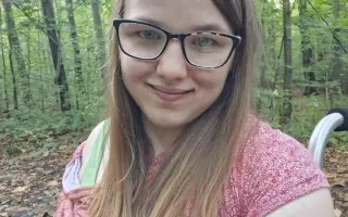 Pomožte mi sednout si na vozík, abych mohla stát v životě pevně