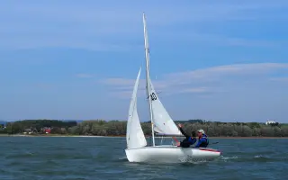 Záchranný motorový člun pro skautský plachetní oddíl