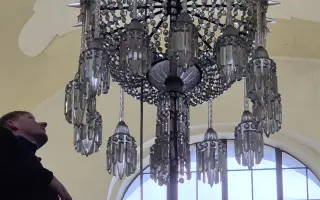 Velká oprava křišťálového lustr v hejnickém chrámu