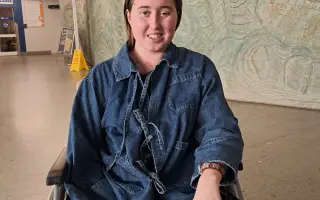 Pomohli jste Sarah na cestě od operace nádoru mozkového kmene zpět k maturitě