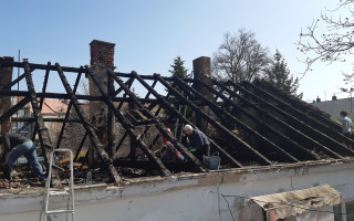 Pomoc po požáru střechy rodinného domu v brněnských Židenicích