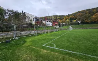 Oplocení fotbalového hřiště proti divokým prasatům