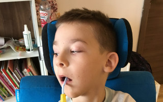 Daniel má mozkovou obrnu a potřebuje rehabilitační přístroj
