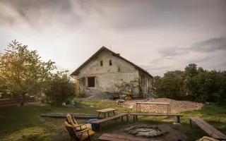 Tábořiště Strojatín:  nové venkovní umývárny a krbová kamna