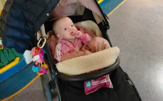 Pomozte babičce, která sama pečuje o roční nemocnou vnučku, překlenout těžké období