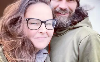 „Kniha, která promění vaši zahradu v místo plné přírody, života a zdravé půdy.“