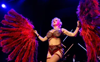 Staň se patronem podcastové série Zorye Blue plné burlesky a sebevědomí