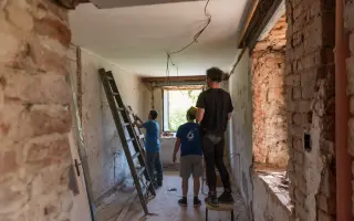 Tábořiště Strojatín:  nové venkovní umývárny a krbová kamna