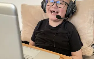 Mari: Kluk, co obehrál smrt, hledá cestu k „NORMÁLNU“