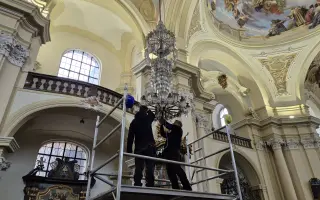 Velká oprava křišťálového lustr v hejnickém chrámu