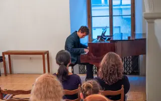 Podpořte uskutečnění benefičního maturitního projektu Umělci v srdci