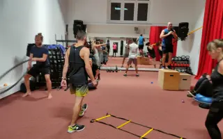 Sokolovně teče do bot