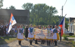 Brontosauři pro krajany v srbské Kruščici - na střechu Etnokuči!