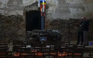 Obec Všekary & David Vávra: skleněný Kristus v poutním kostele na hranici Sudet