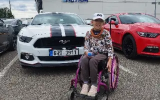 Pomozte Karolínce postavit se na nohy