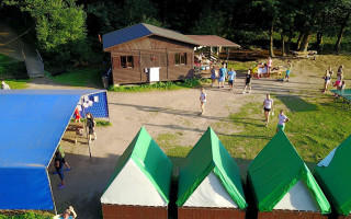 Obnova základny letního dětského tábora po požáru
