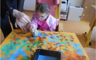 POMOC HANDICAPOVANÝM TROJČÁTKŮM