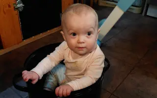 Pomozte babičce, která sama pečuje o roční nemocnou vnučku, překlenout těžké období